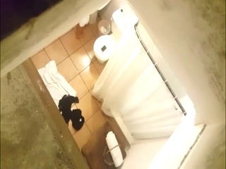 Скрытая камера в ванной комнате показала, как девушка мастурбирует