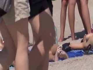 Две красивые голые девки занимаются сексом с парнем в море - видео для дрочки!